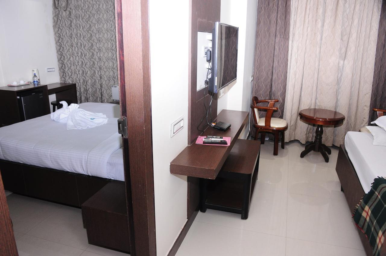 Hotel Surya Rājahmundry Extérieur photo