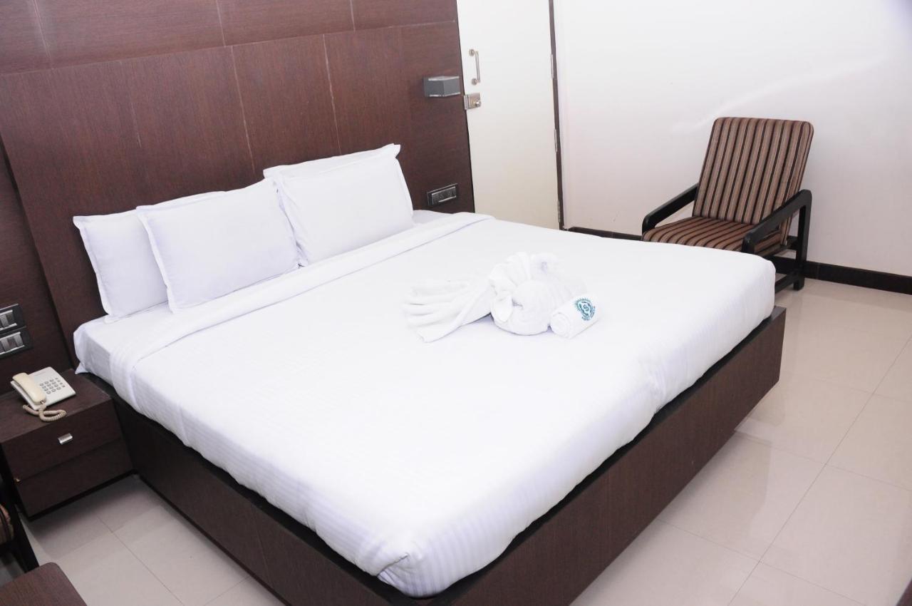 Hotel Surya Rājahmundry Extérieur photo