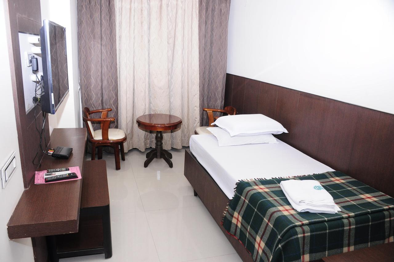 Hotel Surya Rājahmundry Extérieur photo