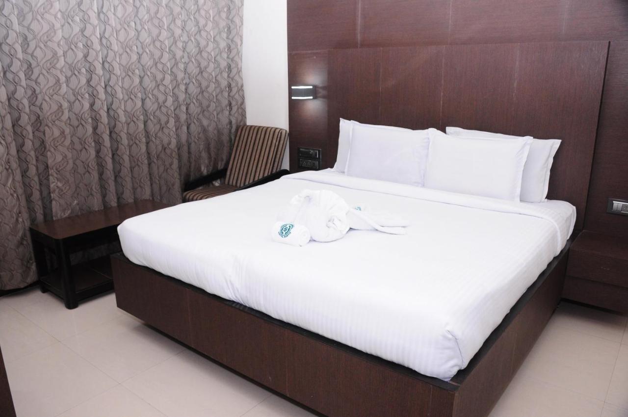 Hotel Surya Rājahmundry Extérieur photo